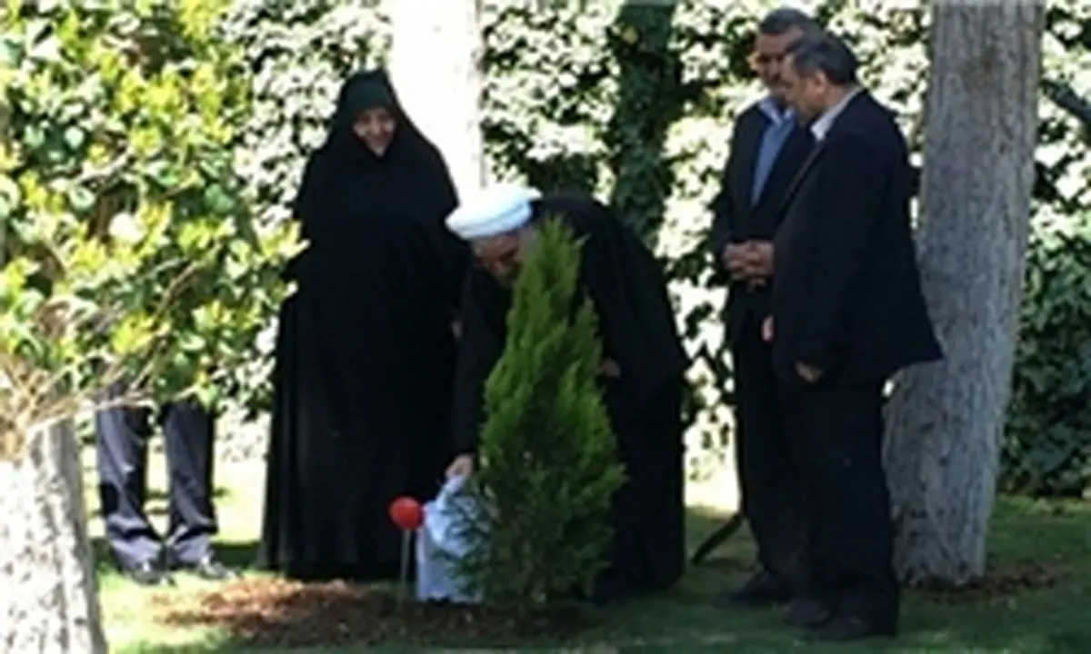 روحانی در حاشیه ساختمان هیأت دولت یک نهال کاشت