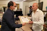نشان درجه یک هنری در دستان «جمشید هاشم‌پور»