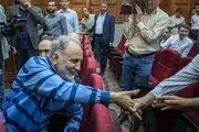  دست‌به‌اسلحه شدن نجفی در دادگاه/ عکس