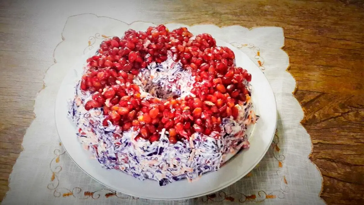 طرز تهیه سالاد یلدایی با انار و گلکلم