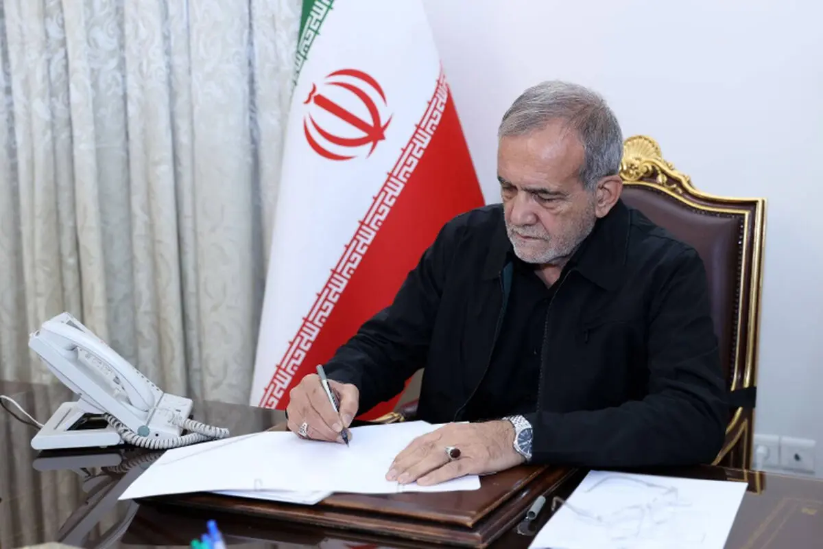 پرچمی که قائد شهید برای برافراشته ماندنش مجاهدت کرد بر زمین نخواهد ماند 