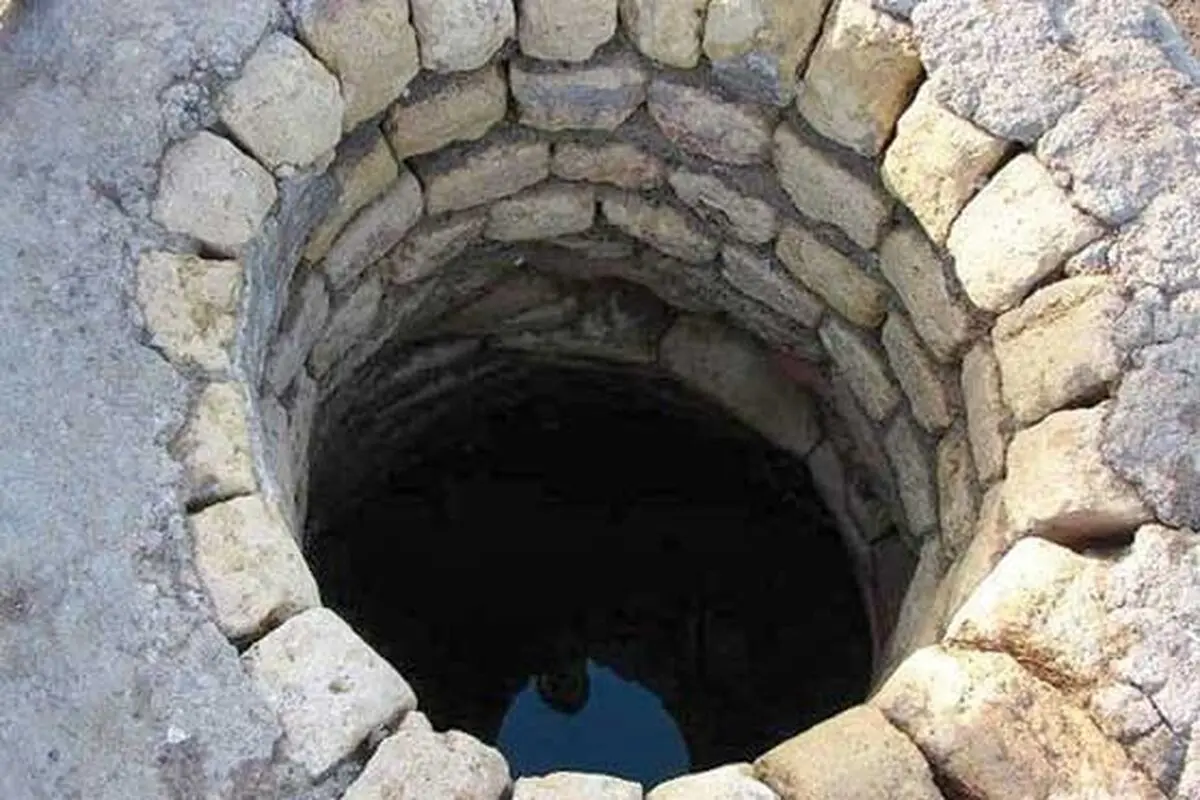 کارگر 45 ساله در چاه حبس شد/ عکس