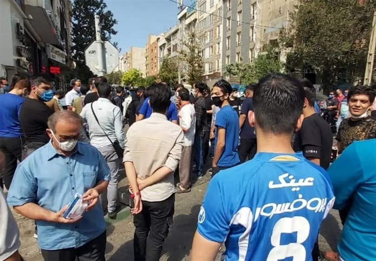 تجمع اعتراض آمیز هواداران استقلال مقابل ایران باشگاه