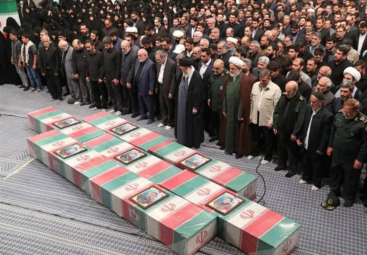  رهبر انقلاب بر پیکر هفت شهید راه قدس نماز اقامه کردند 