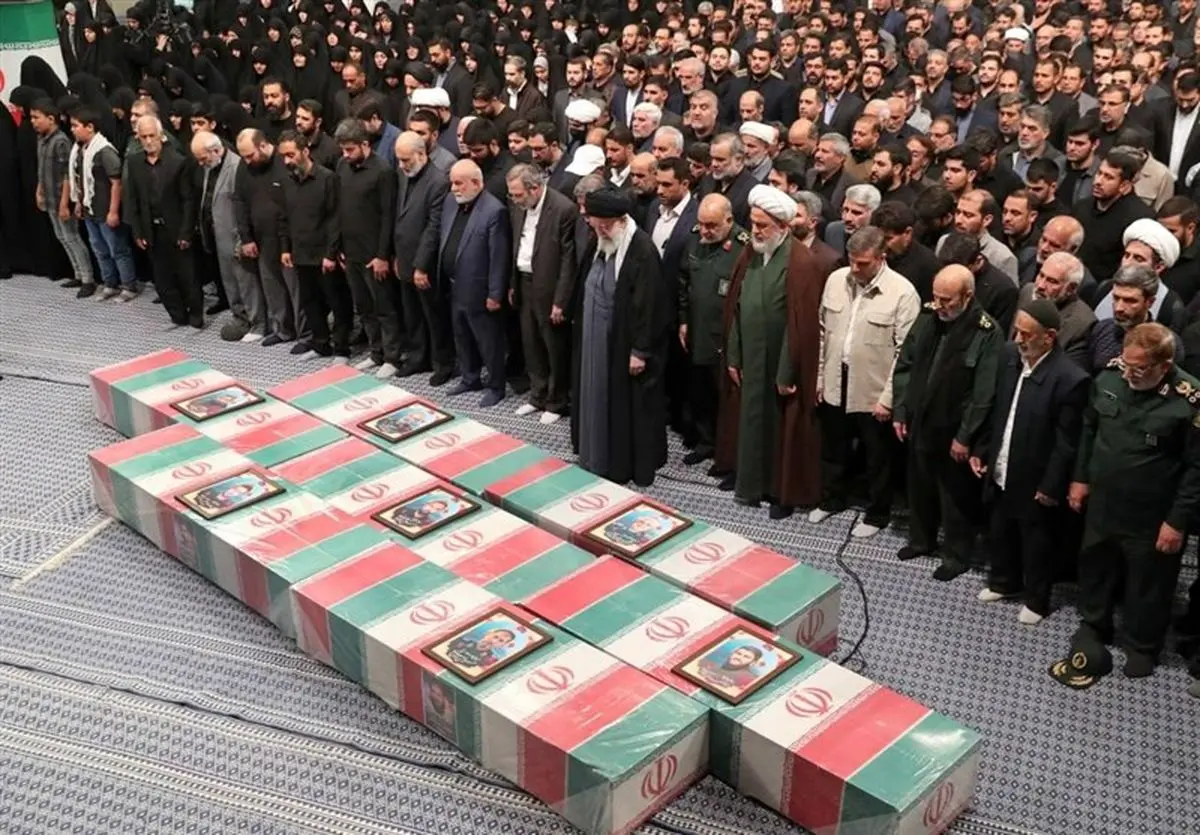  رهبر انقلاب بر پیکر هفت شهید راه قدس نماز اقامه کردند 
