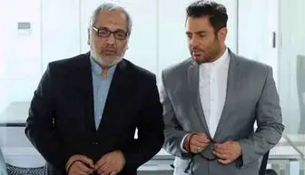 مهران مدیری و رضا گلزار با لباس زندان و دست‌بند به دست/ عکس