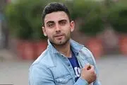 محمد صادقی در باغ اسرارآمیز| عکس عجیب محمد صادقی با تاپ و دامن جنجالی شد
