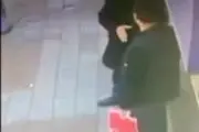 واکنش جالب به دست دادن کرونایی/ فیلم