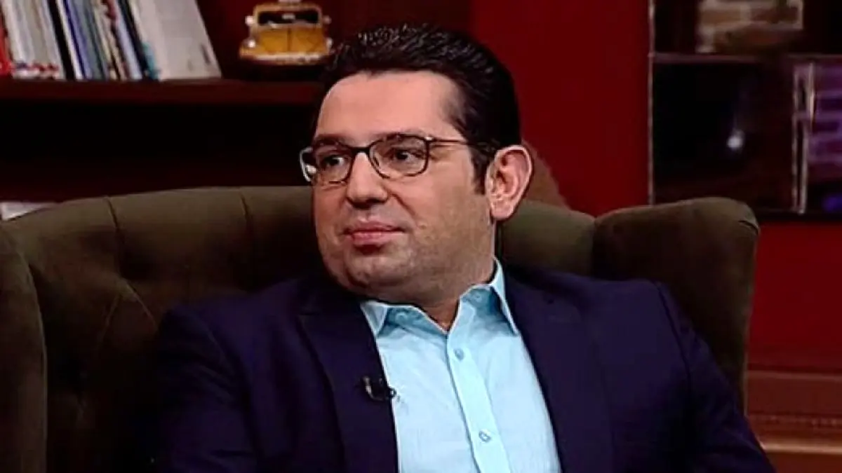 چرا محمدرضا احمدی در برنامه گزارش ورزشی حضور ندارد؟