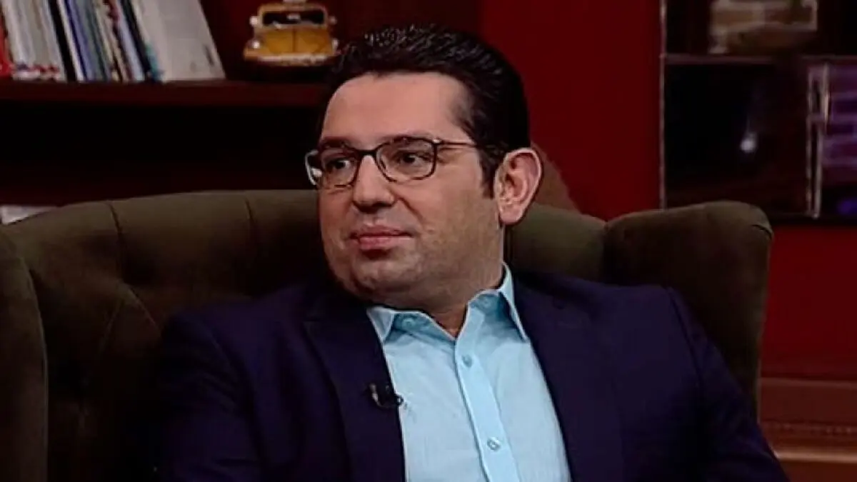 چرا محمدرضا احمدی در برنامه گزارش ورزشی حضور ندارد؟