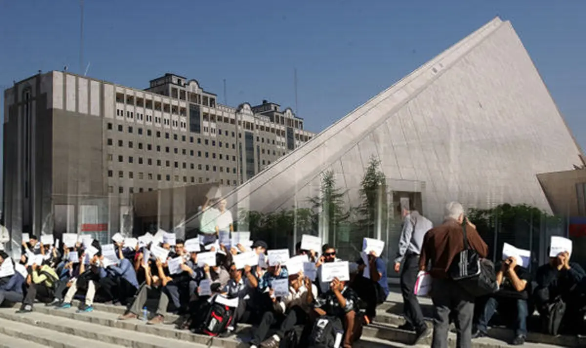 دومین روز تجمع بازنشستگان فولاد مقابل مجلس 