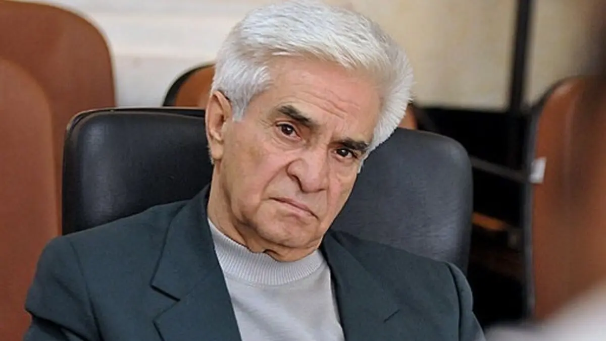 یدالله صمدی در کنار دختر و نوه‌اش/ عکس