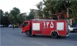 واژگونی و آتش‌سوزی خودروی نیسان در بزرگراه تهران ـ قم