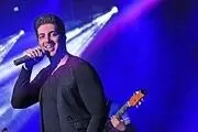 خواننده محبوب به روی صحنه می رود