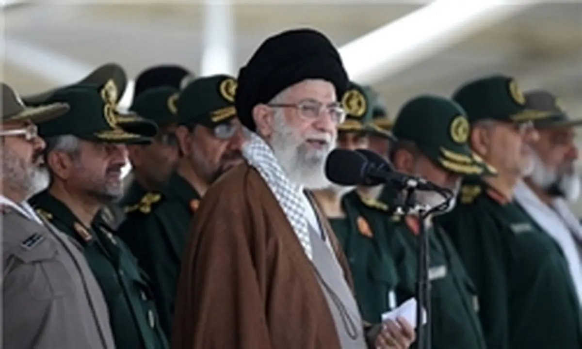 رهبر انقلاب:خرمشهرها در پیش است؛ نه در میدان جنگ نظامی، در میدانی که از جنگ نظامی سخت‌تر است 