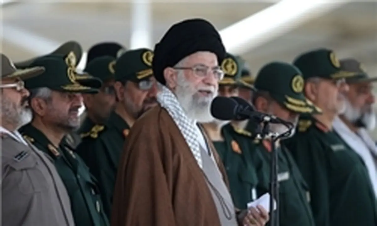 رهبر انقلاب:خرمشهرها در پیش است؛ نه در میدان جنگ نظامی، در میدانی که از جنگ نظامی سخت‌تر است 
