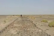 جاده کهن سنگ‌فرش در کویر نمایان شد