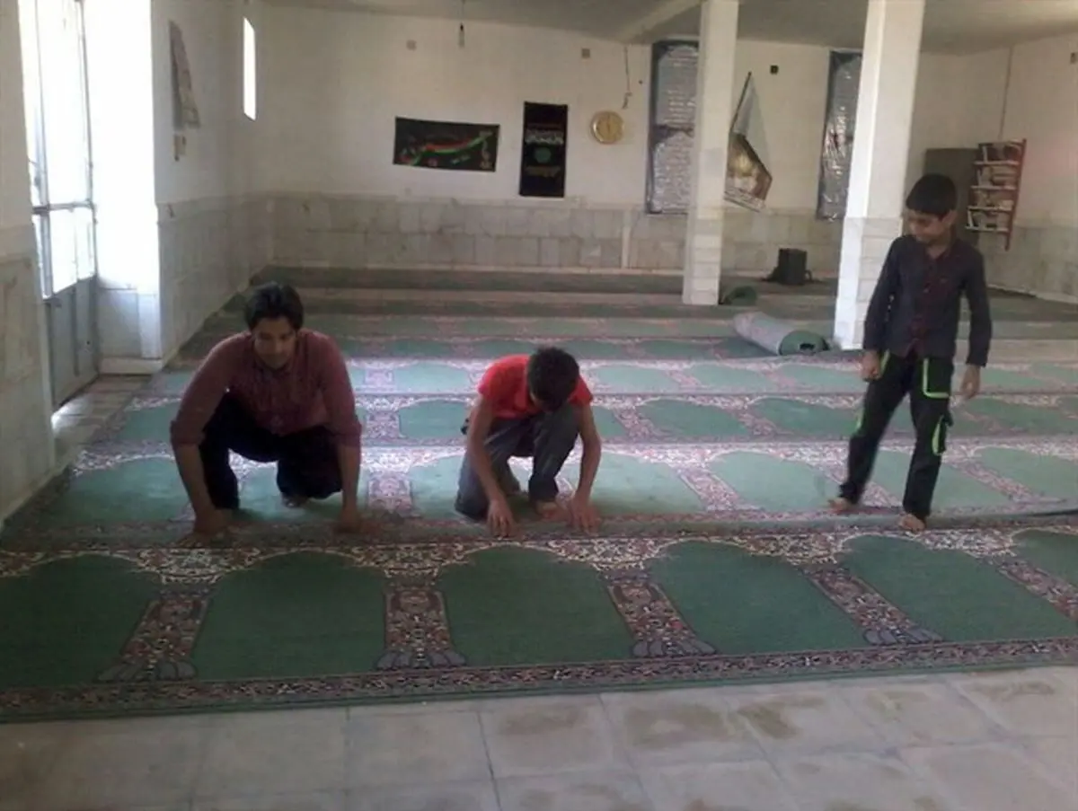 ۲۰۰ متر فرش سجاده ای به مسجد حضرت ابوالفضل (ع) ریگان اهدا شد