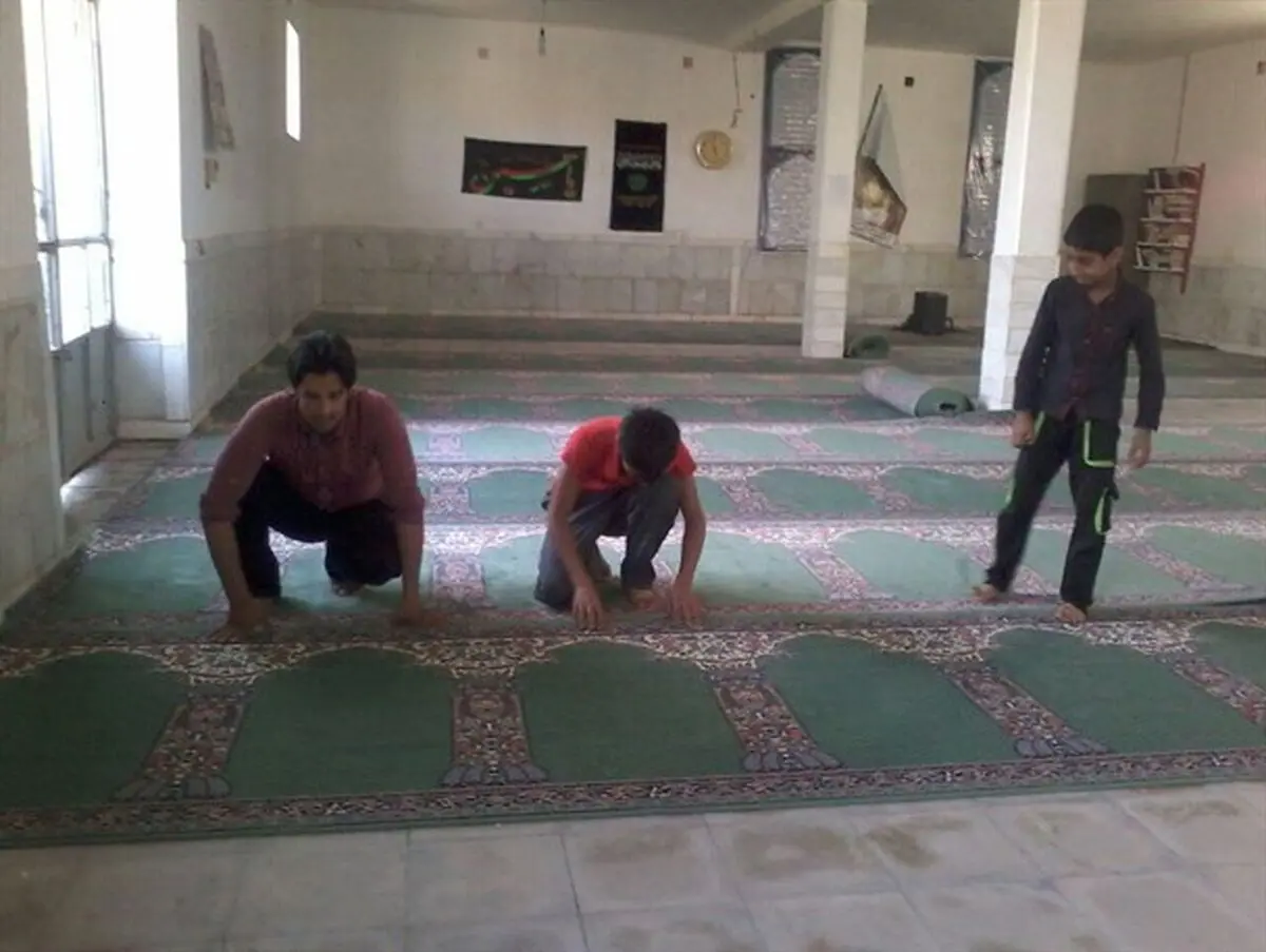 
۲۰۰ متر فرش سجاده ای به مسجد حضرت ابوالفضل (ع) ریگان اهدا شد