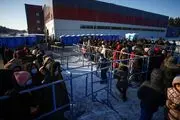 صد‌ها پناهجو در مرز لهستان در صف آب و غذای گرم + فیلم