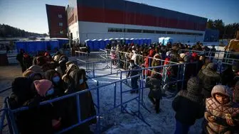 صد‌ها پناهجو در مرز لهستان در صف آب و غذای گرم + فیلم