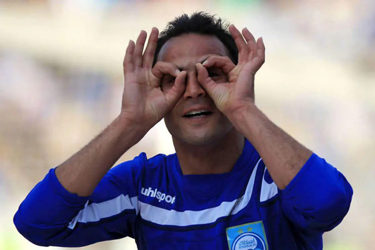 ممنوعالخروج هستم و حسابهایم را بستهاند!