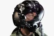 کلاهی که نقش کمک خلبان را بازی می کند