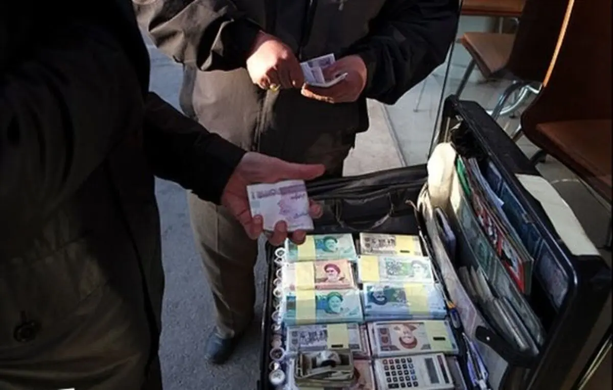 بازار داغ اسکناس‌ تانخورده در میدان فردوسی
