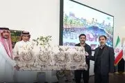 هدیه خاص دبیر به سفیر عربستان