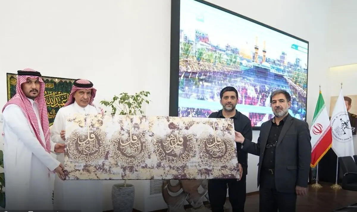 هدیه خاص دبیر به سفیر عربستان