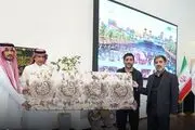 هدیه خاص دبیر به سفیر عربستان