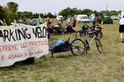 اعتراض به سیاست های آبی دولت فرانسه با دوچرخه و تراکتور