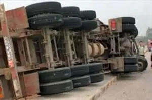 
6 کشته و مجروح در برخورد دو کامیون
