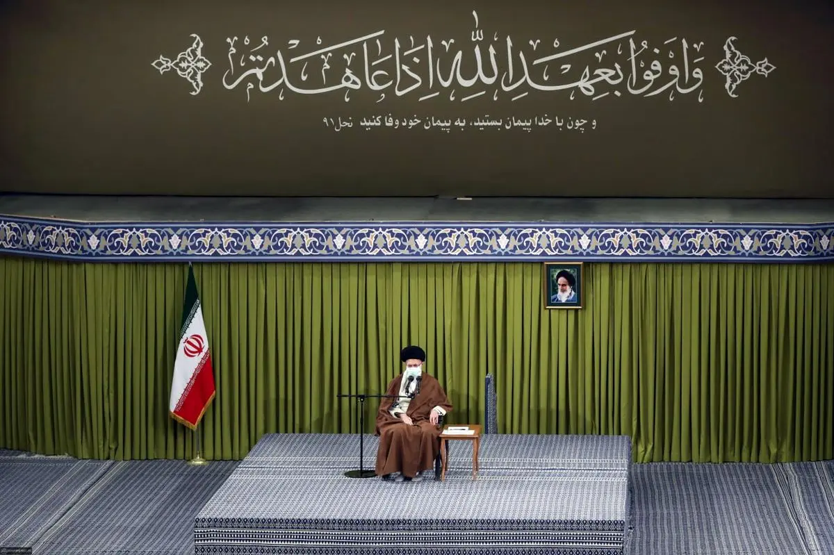 آیه معنادار نصب شده در محل سخنرانی نمایندگان مجلس با رهبر انقلاب