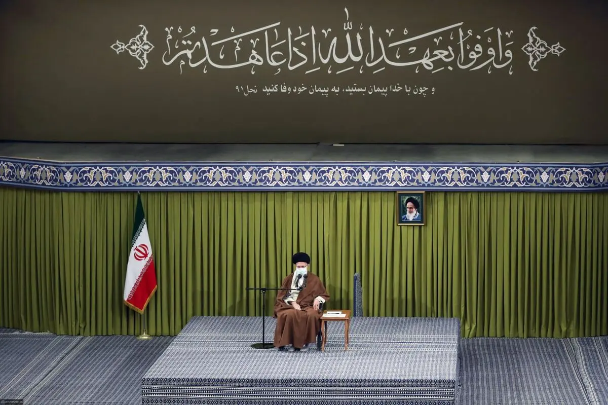 آیه معنادار نصب شده در محل سخنرانی نمایندگان مجلس با رهبر انقلاب