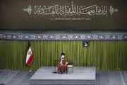 آیه معنادار نصب شده در محل سخنرانی نمایندگان مجلس با رهبر انقلاب