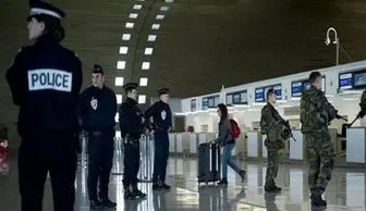 بازویی مقامات فرانسوی از کارمندان فرودگاه شارل دوگل