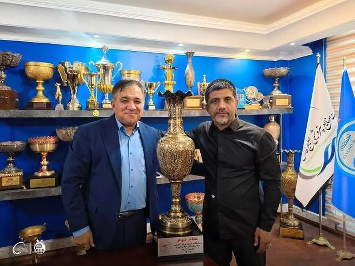اهدای کاپ نایب‌قهرمانی استقلال با حضور رئیس فدراسیون کشتی