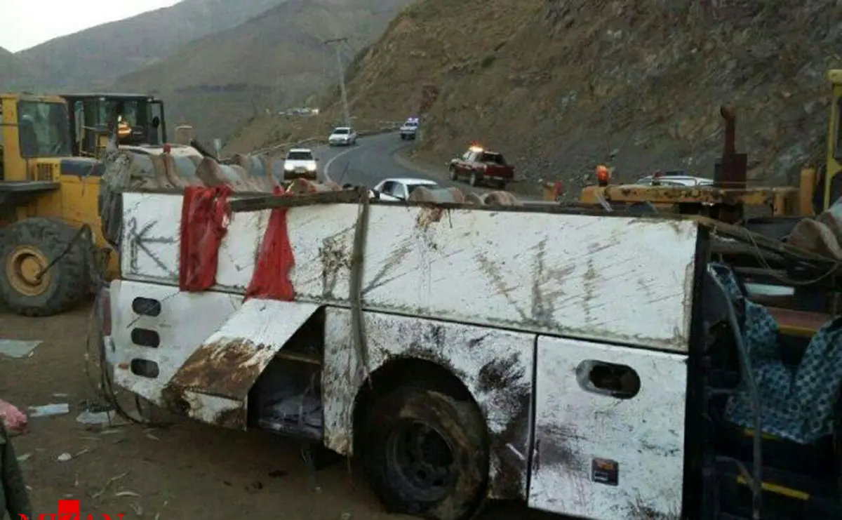 مصدومیت 14 نفر در پی واژگونی اتوبوس در آزاد راه قم – تهران