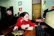 تلاش دختر معلول برای درمان بیماری پدرش + عکس