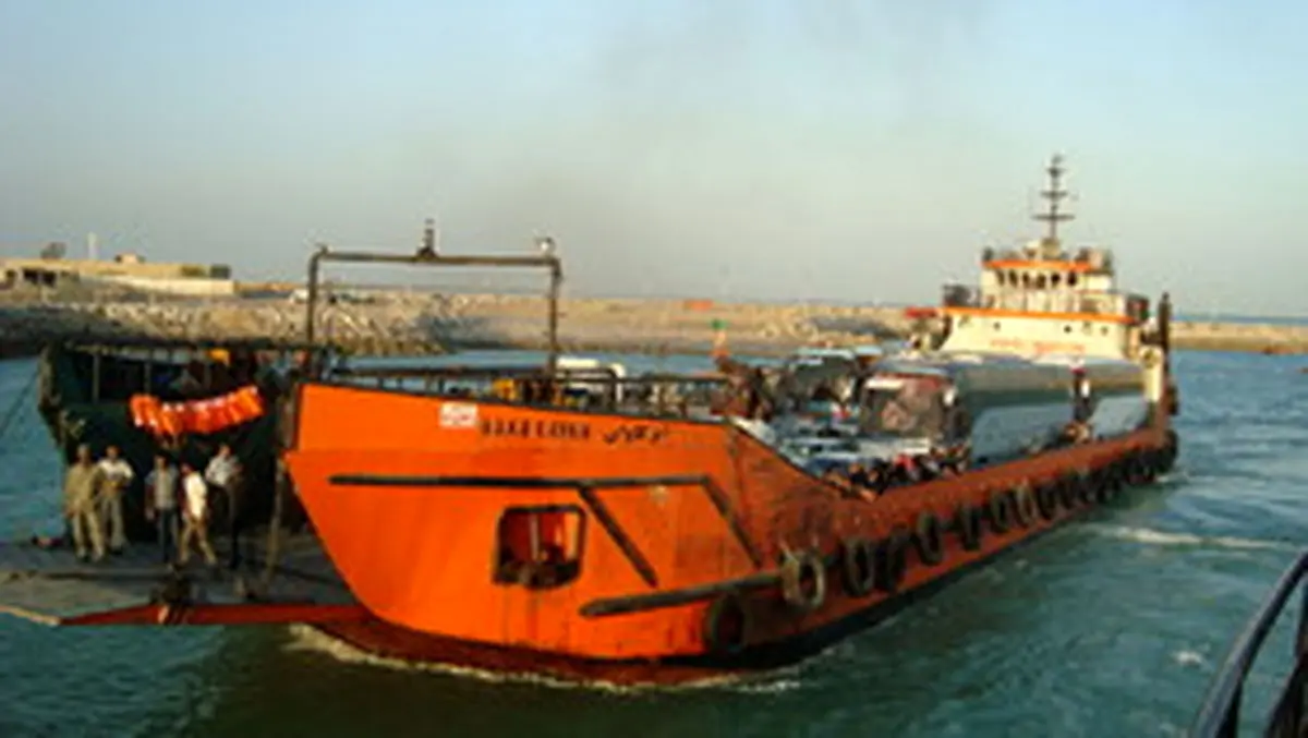 غرق شدن لنجباری با ۱۸ خودرو
