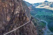هیجان عبور از پل معلق در هشجین/ گزارش تصویری