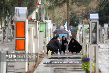 لحظات تحویل سال در گلزار شهدای تهران