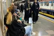 دختر بی حجاب و نیمه برهنه در مترو و واکنش مردم