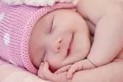 چرا نوزادان در خواب لبخند می‌زنند؟