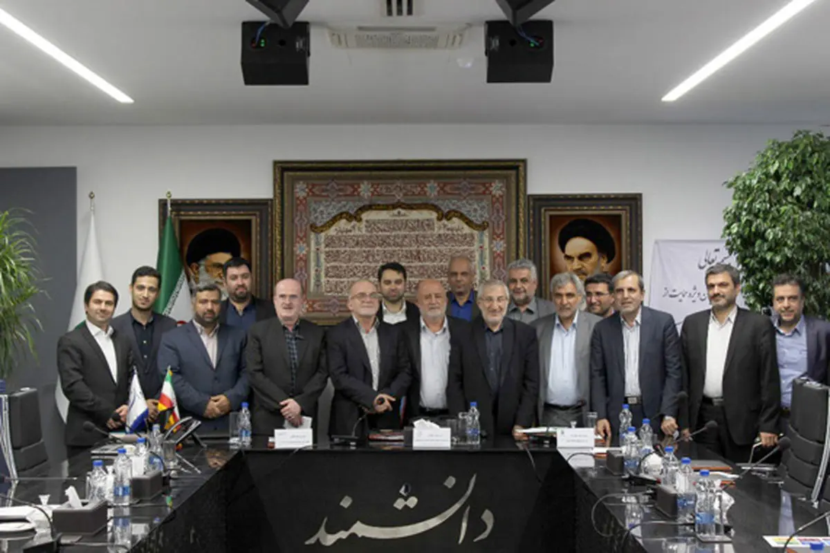 نشست مشترک کمیسیون ویژه حمایت از تولید ملی و مدیران ارشد بنیاد مستضعفان برگزار شد