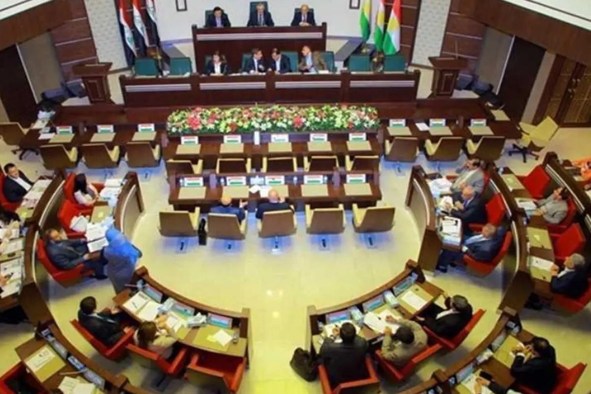 تصویری از سردار شهید قاسم سلیمانی و ابومهدی مهندس در پارلمان عراق