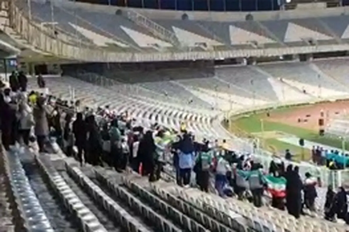 اقدام ارزشمند بانوانی که بازی تیمملی را از نزدیک دیدند/عکس