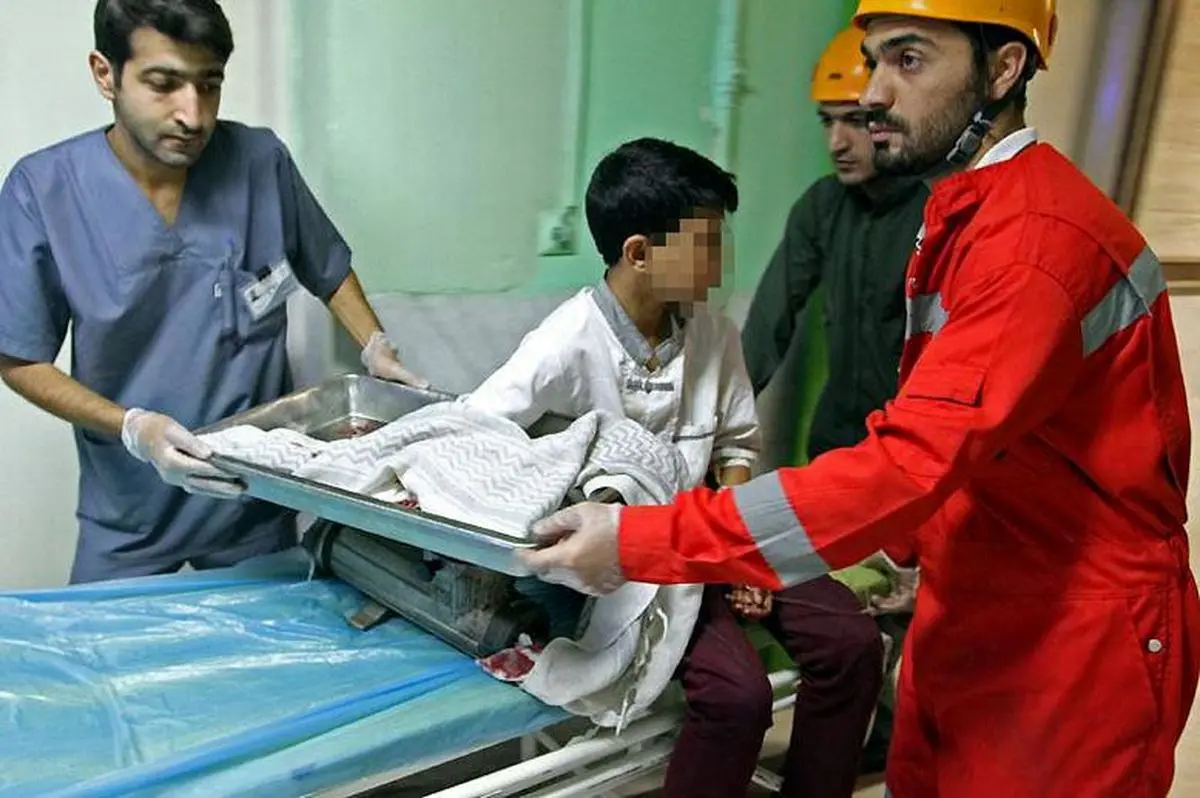 کودک کار در رستوران معروف دچار حادثه وحشتناکی شد+عکس