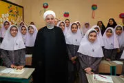 عکس یادگاری روحانی با دانش‌آموزان در روز اول مهر